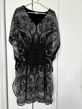 Black & White Paisley V-Neck Tunic